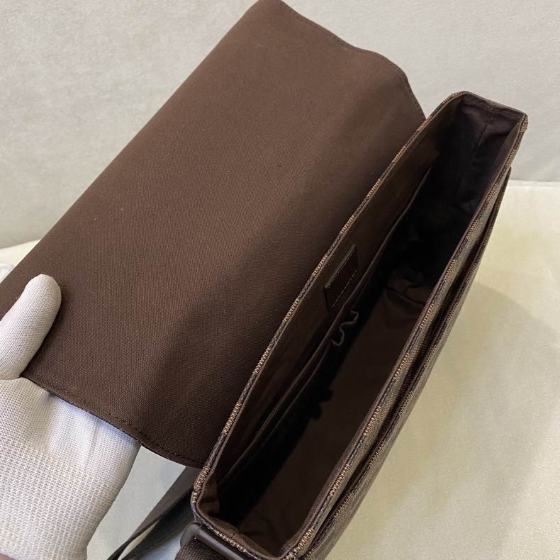 Men’s LV Messenger Bag